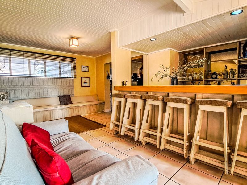 Stunning perfect family home in Vanderbijlpark  - Photo 4