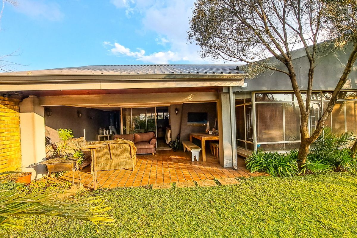 Stunning perfect family home in Vanderbijlpark  - Photo 3