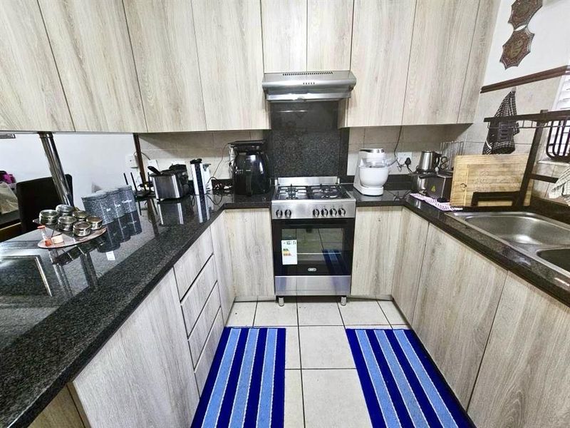 Elegant 3-Bedroom Retreat with Garden in Exclusive Monavoni Estate - Photo 3