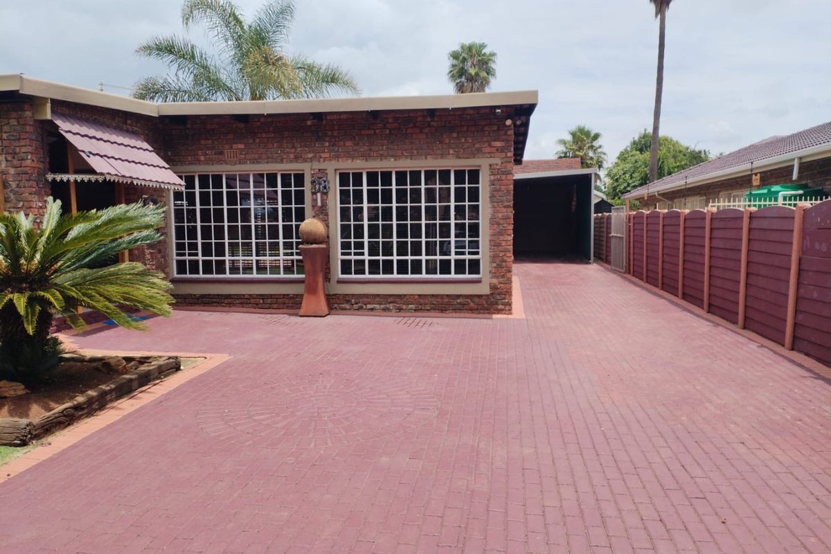 4 Bedroom House for Sale in Petersfield  - Photo 3