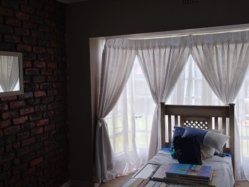 4 Bedroom House for Sale in Petersfield  - Photo 9