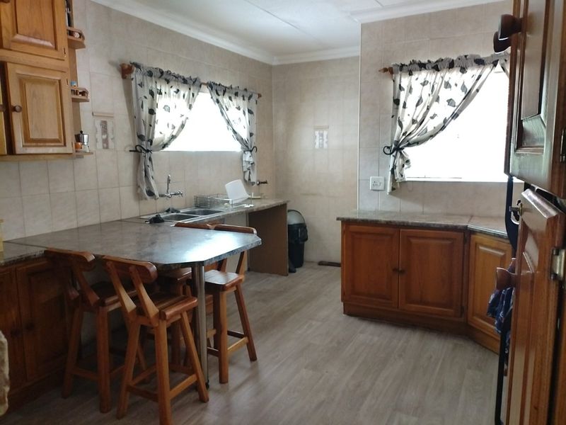 4 Bedroom House for Sale in Petersfield  - Photo 8