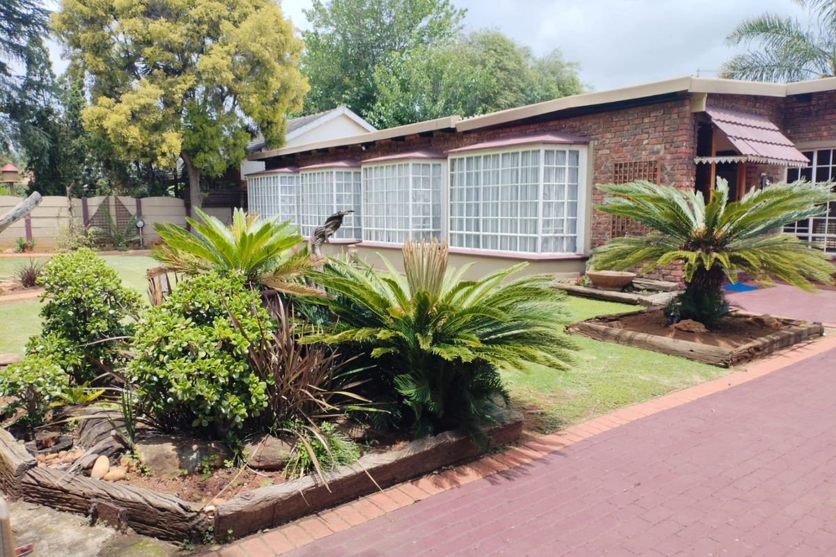 4 Bedroom House for Sale in Petersfield  - Photo 2