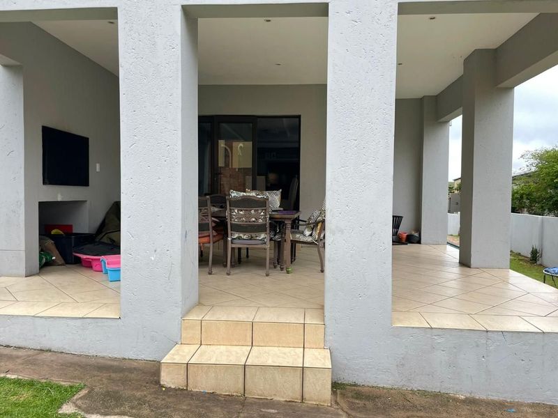 Modern Big Home in Secure Golfing estate looking for the perfect Family! - Photo 4