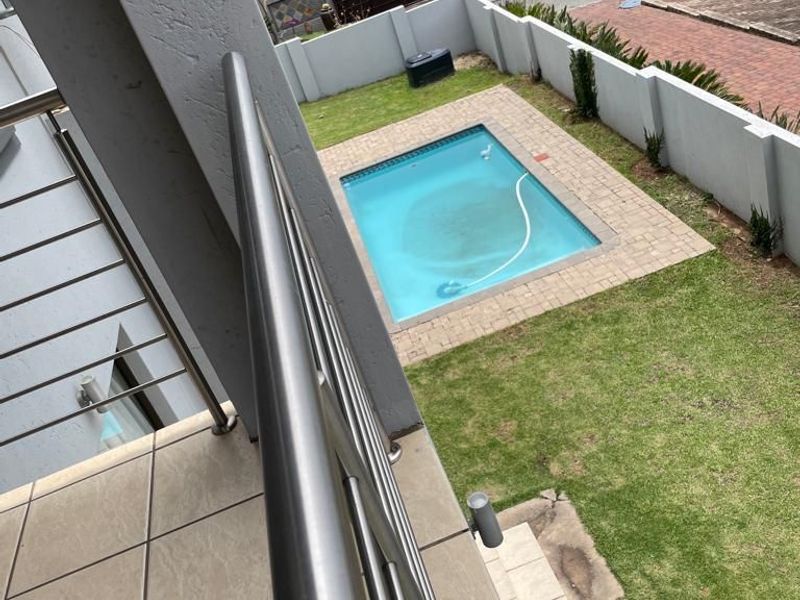 Modern Big Home in Secure Golfing estate looking for the perfect Family! - Photo 3