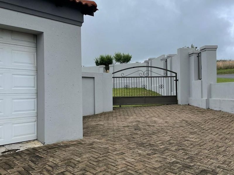 Modern Big Home in Secure Golfing estate looking for the perfect Family! - Photo 9