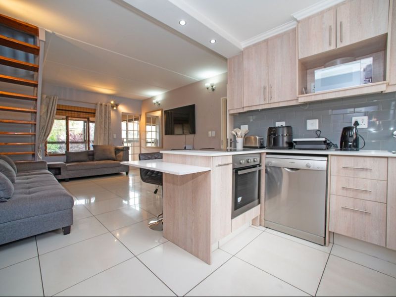 2 Bed Townhouse For Sale – Spacious, Modern & Well-Located! - Photo 4