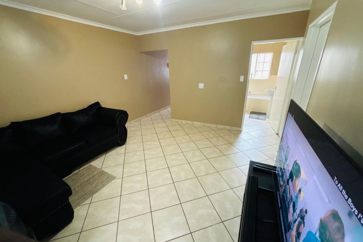 Two-bed apartment/flat in Buccleuch,Sandton -secure now!! - Photo 4