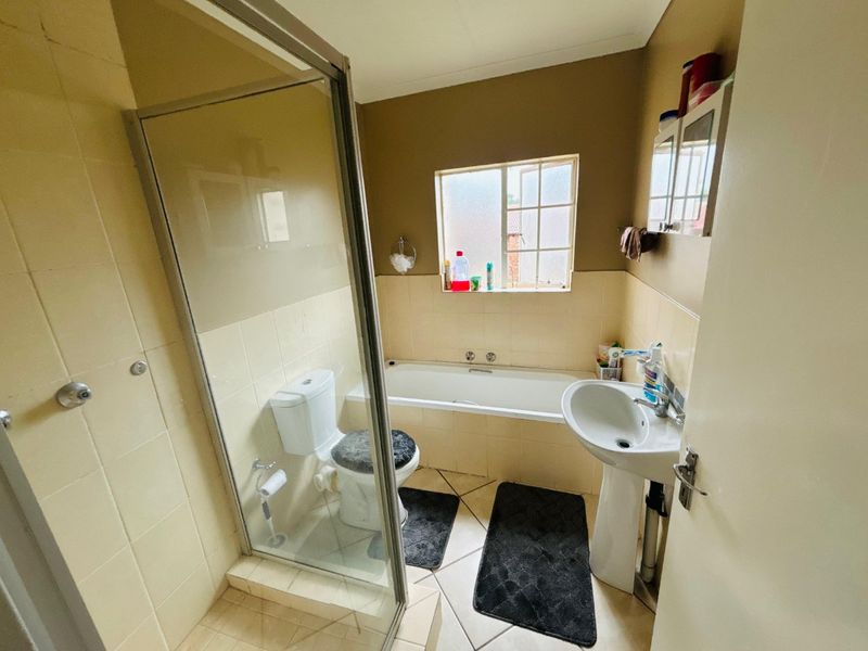 Two-bed apartment/flat in Buccleuch,Sandton -secure now!! - Photo 7