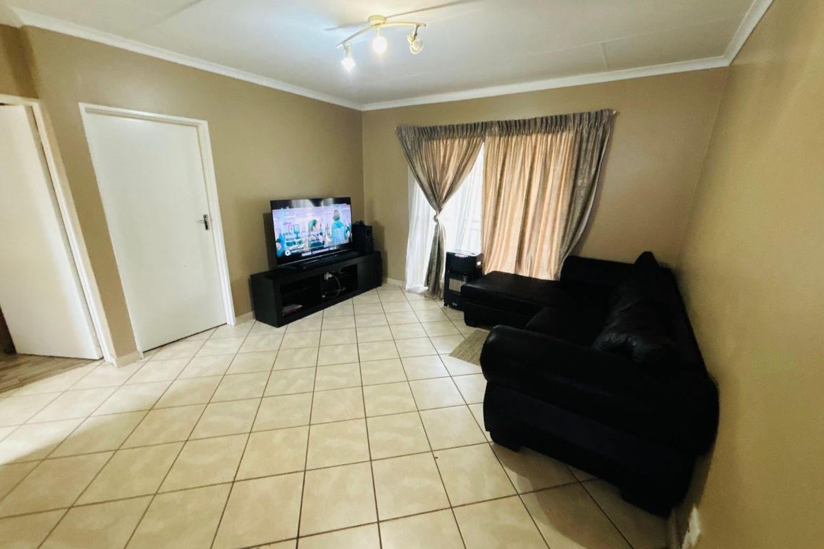 Two-bed apartment/flat in Buccleuch,Sandton -secure now!! - Photo 3