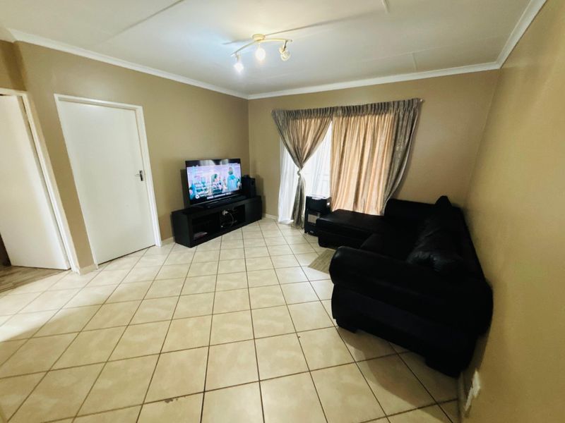 Two-bed apartment/flat in Buccleuch,Sandton -secure now!! - Photo 3