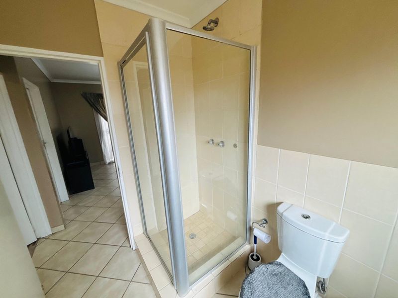 Two-bed apartment/flat in Buccleuch,Sandton -secure now!! - Photo 8