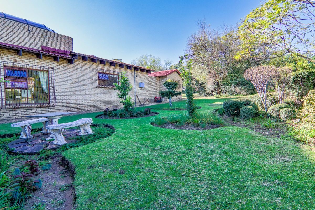 SPACIOUS HOMESTEAD/RANDJESFONTEIN ESTATE - Photo 4