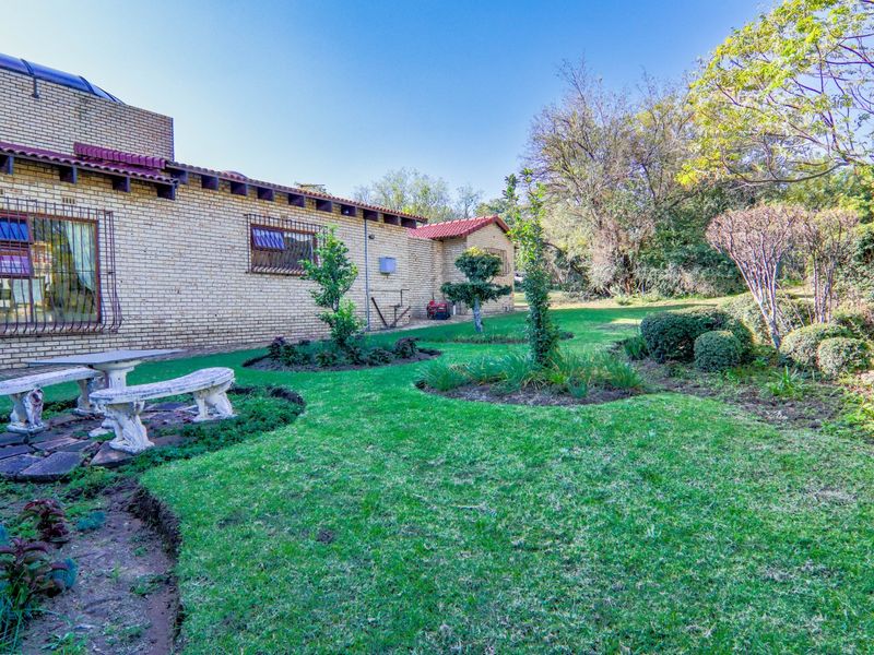 SPACIOUS HOMESTEAD/RANDJESFONTEIN ESTATE - Photo 4