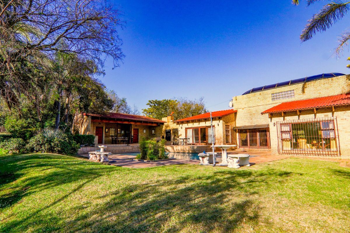 SPACIOUS HOMESTEAD/RANDJESFONTEIN ESTATE - Photo 2