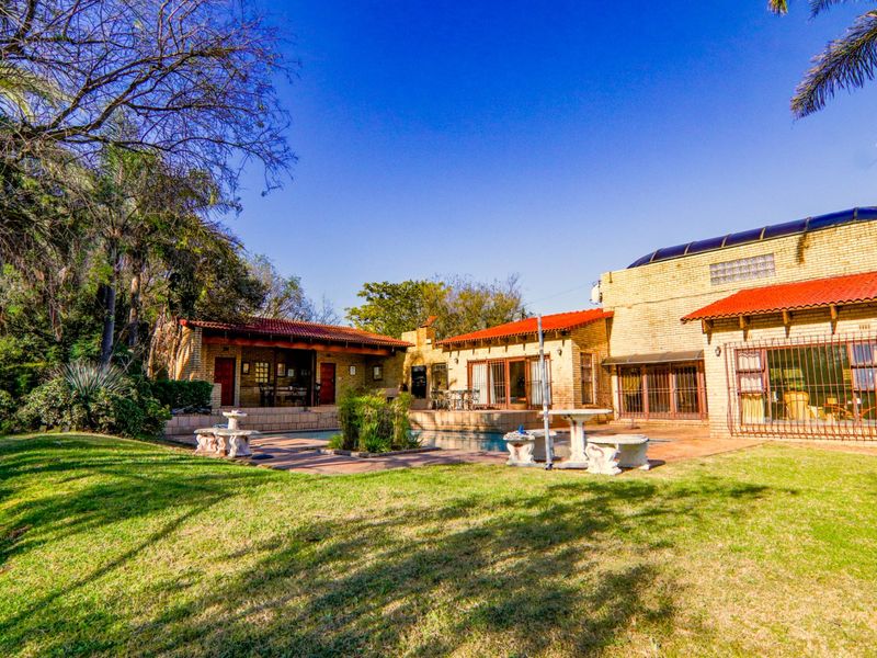 SPACIOUS HOMESTEAD/RANDJESFONTEIN ESTATE - Photo 2