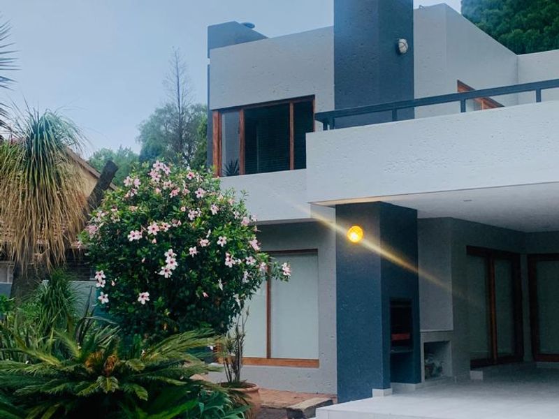 Bedfordview Home: Large Corner Stand, 4 Bedrooms + Study, Modern Kitchen, Entertainer’s Paradise, and Backup Power & Water! - Photo 4