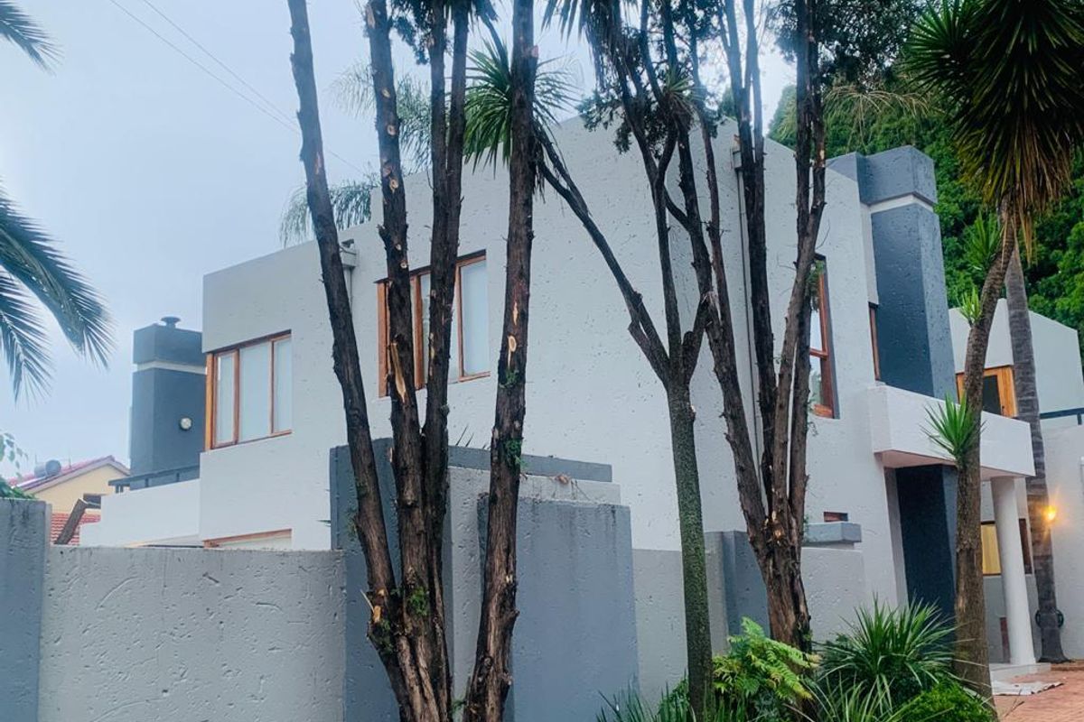 Bedfordview Home: Large Corner Stand, 4 Bedrooms + Study, Modern Kitchen, Entertainer’s Paradise, and Backup Power & Water! - Photo 2