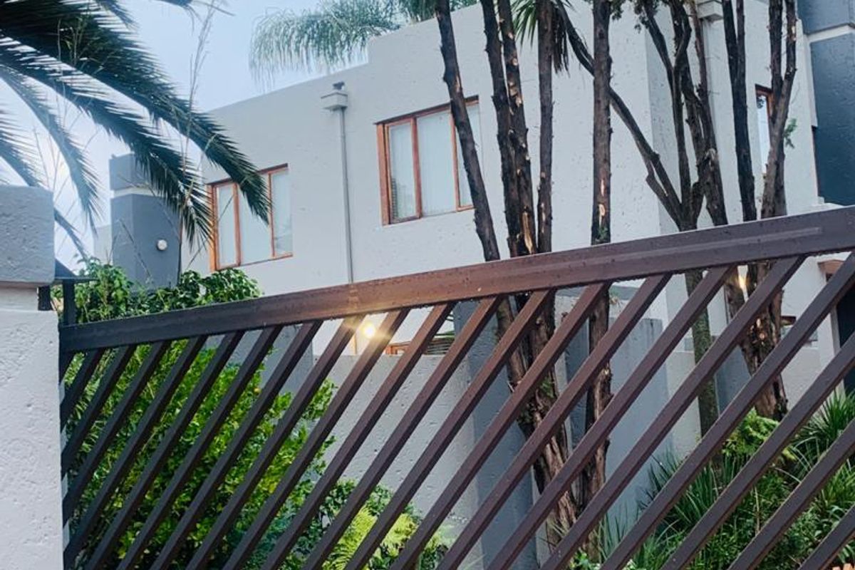 Bedfordview Home: Large Corner Stand, 4 Bedrooms + Study, Modern Kitchen, Entertainer’s Paradise, and Backup Power & Water! - Photo 3