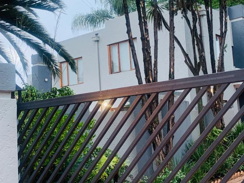 Bedfordview Home: Large Corner Stand, 4 Bedrooms + Study, Modern Kitchen, Entertainer’s Paradise, and Backup Power & Water! - Photo 3