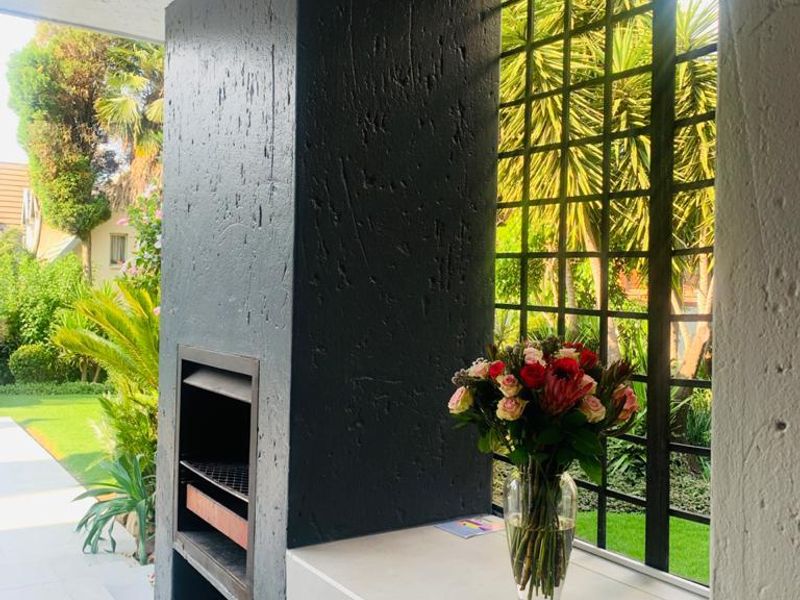 Bedfordview Home: Large Corner Stand, 4 Bedrooms + Study, Modern Kitchen, Entertainer’s Paradise, and Backup Power & Water! - Photo 8