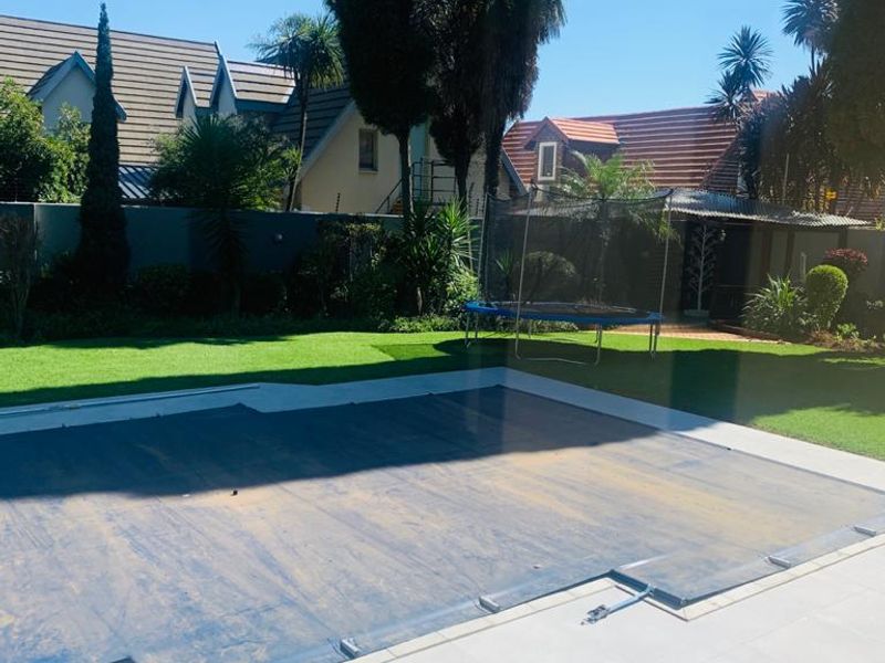 Bedfordview Home: Large Corner Stand, 4 Bedrooms + Study, Modern Kitchen, Entertainer’s Paradise, and Backup Power & Water! - Photo 7