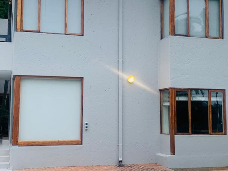 Bedfordview Home: Large Corner Stand, 4 Bedrooms + Study, Modern Kitchen, Entertainer’s Paradise, and Backup Power & Water! - Photo 6