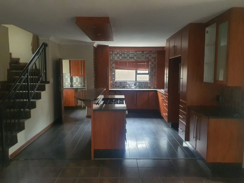 Spacious Family Home with Bonus Office/Guest Suite - Photo 7