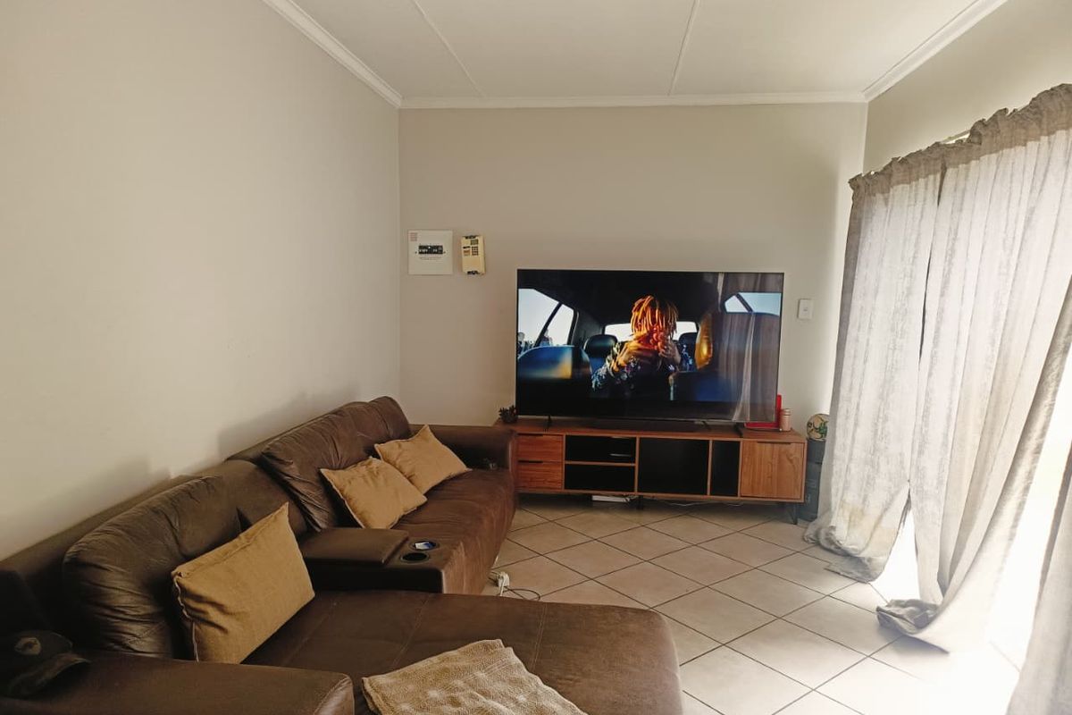 2-Bedroom Apartment in Secure Complex - Photo 2