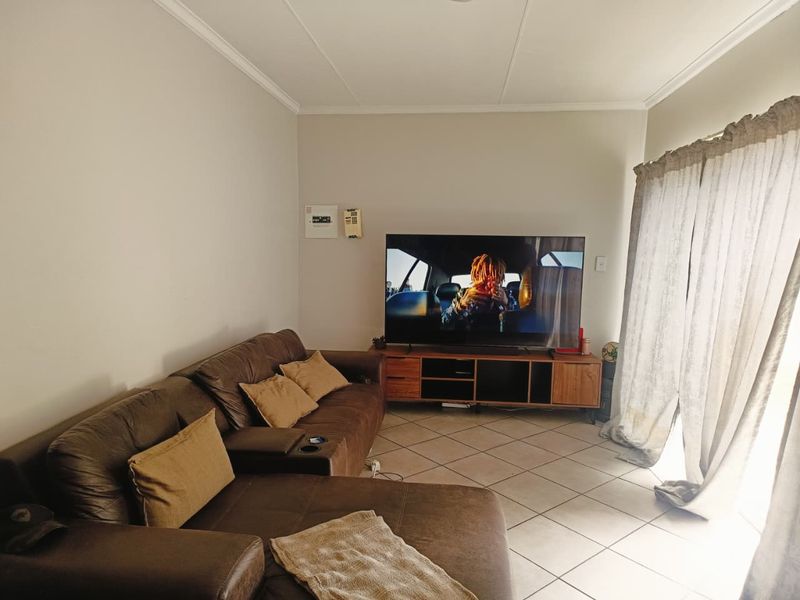 2-Bedroom Apartment in Secure Complex - Photo 2