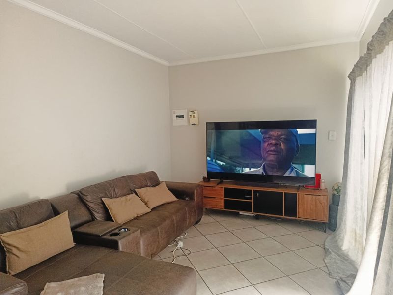 2-Bedroom Apartment in Secure Complex - Photo 8