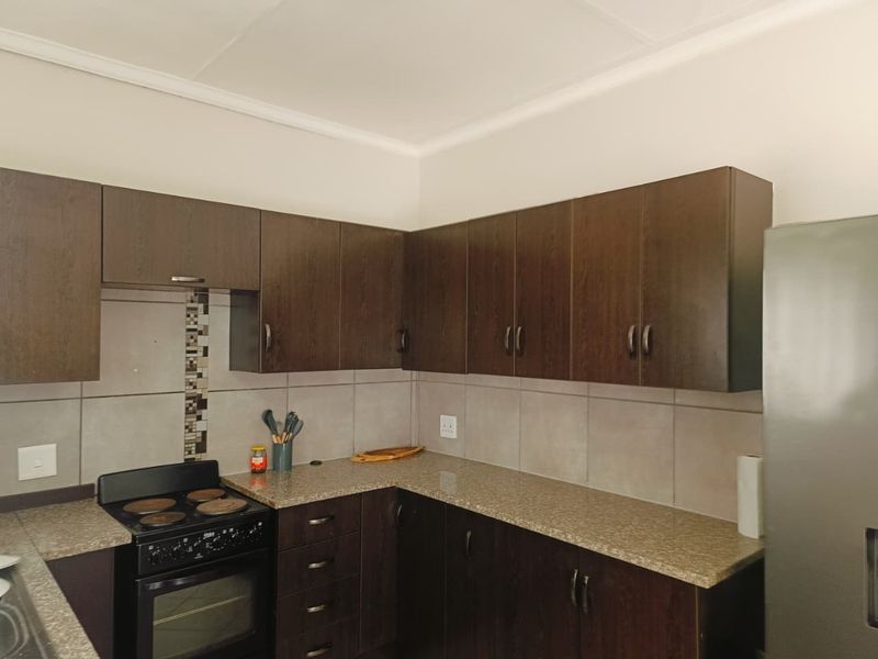 2-Bedroom Apartment in Secure Complex - Photo 5