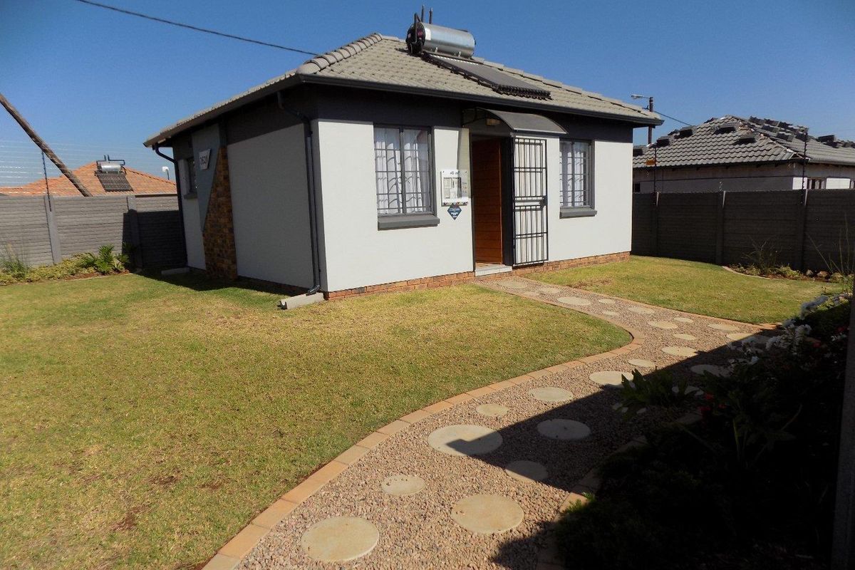 Brand-new 2 bedroomed house for sale in Protea Glen  - Photo 2