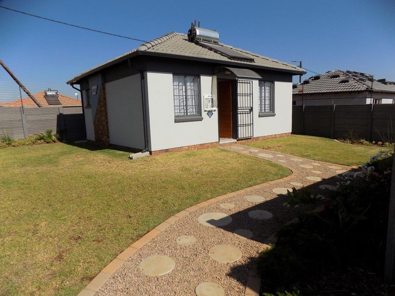 Brand-new 2 bedroomed house for sale in Protea Glen  - Photo 2