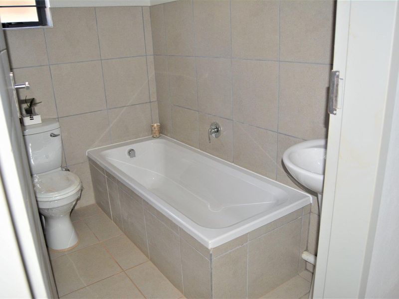 Brand-new 2 bedroomed house for sale in Protea Glen  - Photo 9