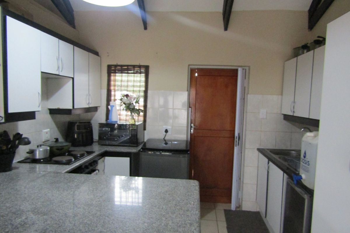 Cozy Thabazimbi flat with open plan charm - Photo 3
