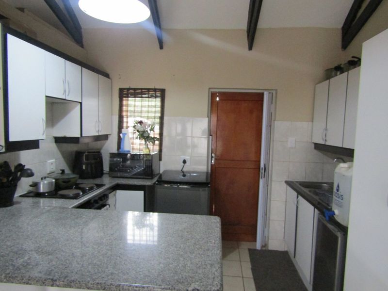 Cozy Thabazimbi flat with open plan charm - Photo 3