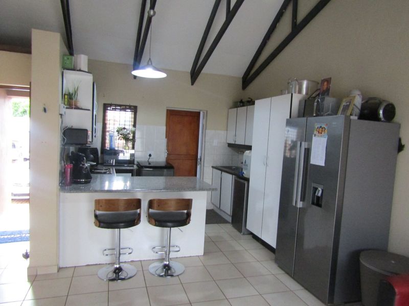 Cozy Thabazimbi flat with open plan charm - Photo 4
