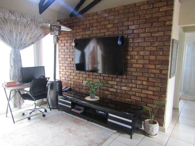 Cozy Thabazimbi flat with open plan charm - Photo 6