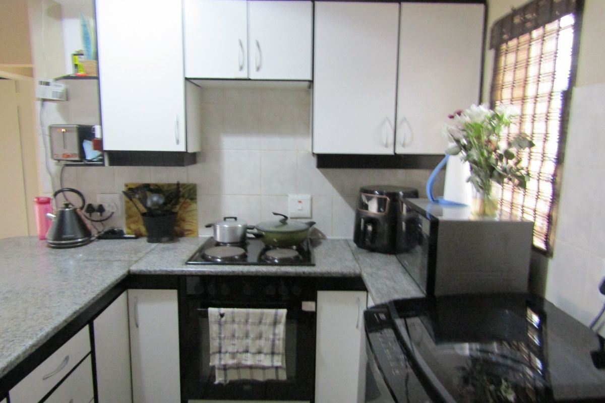 Cozy Thabazimbi flat with open plan charm - Photo 2