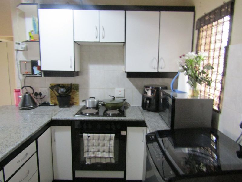 Cozy Thabazimbi flat with open plan charm - Photo 2