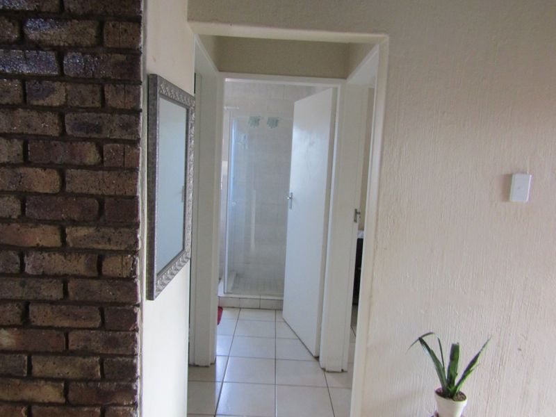 Cozy Thabazimbi flat with open plan charm - Photo 10