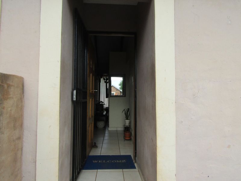 Cozy Thabazimbi flat with open plan charm - Photo 9