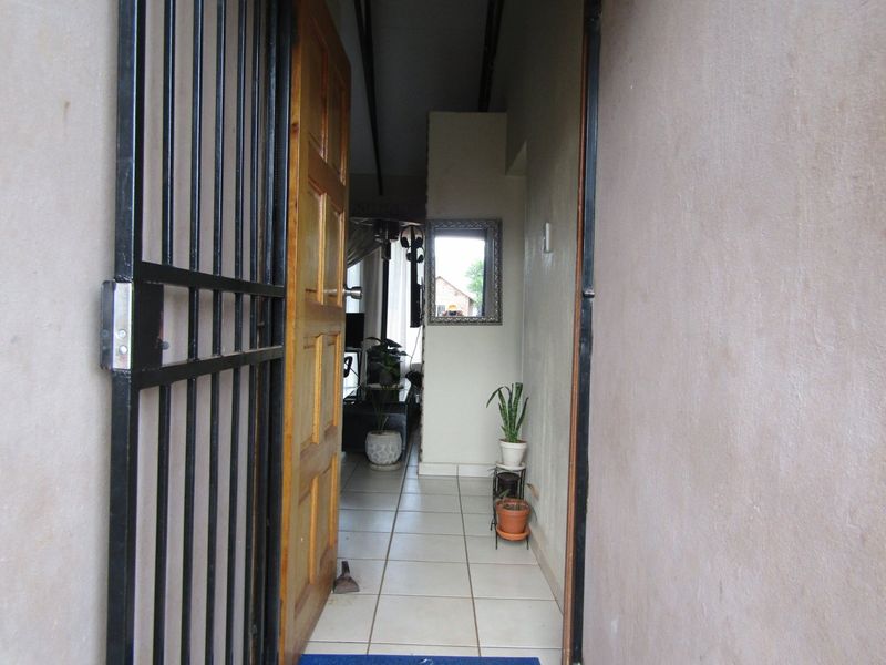 Cozy Thabazimbi flat with open plan charm - Photo 8