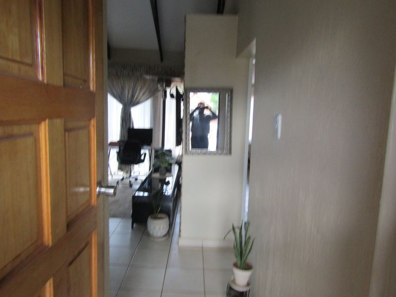 Cozy Thabazimbi flat with open plan charm - Photo 7