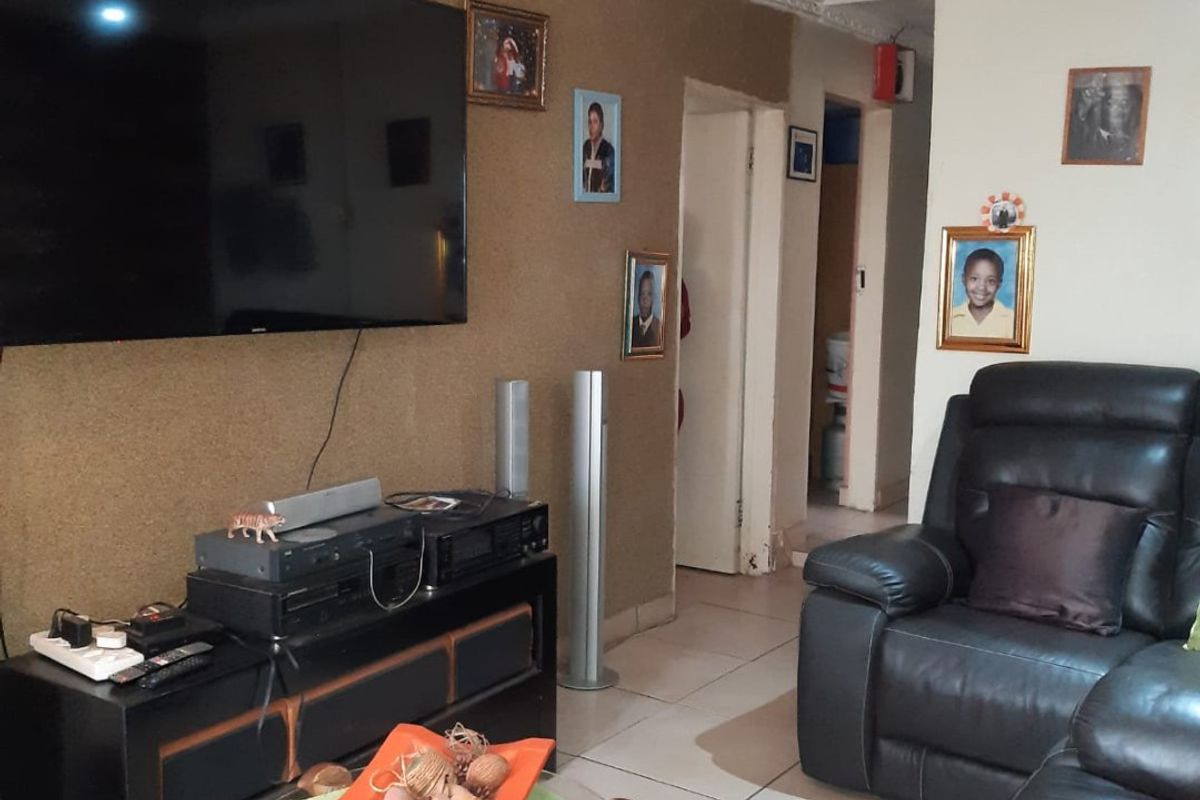 GORGEOUS 3  BEDROOM FACE BRICK HOUSE IN THULANI/SNAKEPK - Photo 4