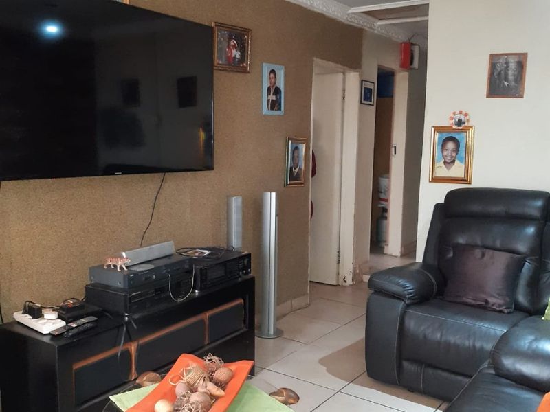 GORGEOUS 3  BEDROOM FACE BRICK HOUSE IN THULANI/SNAKEPK - Photo 4