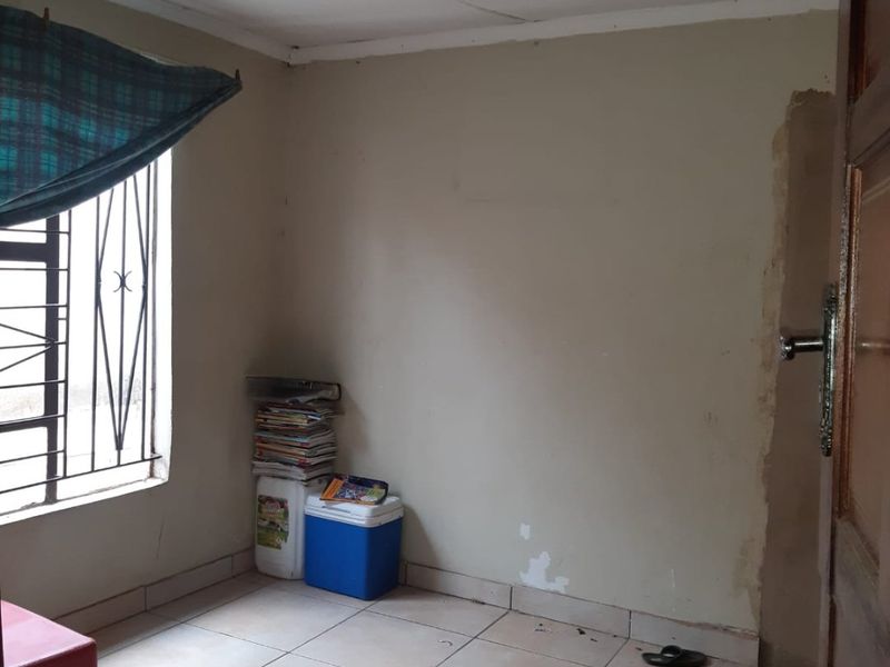 GORGEOUS 3  BEDROOM FACE BRICK HOUSE IN THULANI/SNAKEPK - Photo 6