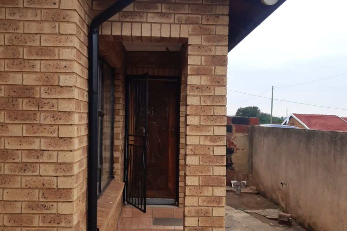 GORGEOUS 3  BEDROOM FACE BRICK HOUSE IN THULANI/SNAKEPK - Photo 3