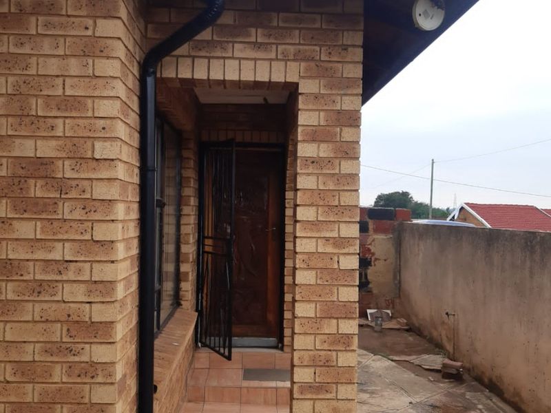GORGEOUS 3  BEDROOM FACE BRICK HOUSE IN THULANI/SNAKEPK - Photo 3